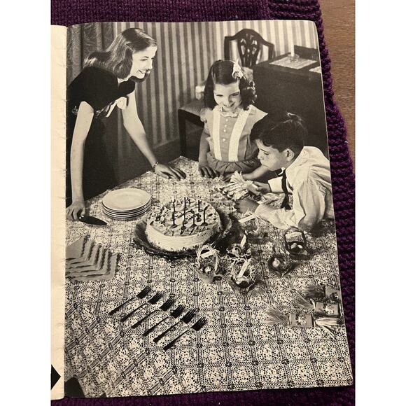 Crocheted pattern book 1940s hat purse gloves beadspread - Picture 14 of 16